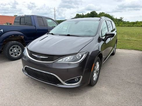 Used 2019 Chrysler Pacifica Touring-L FWD image 3