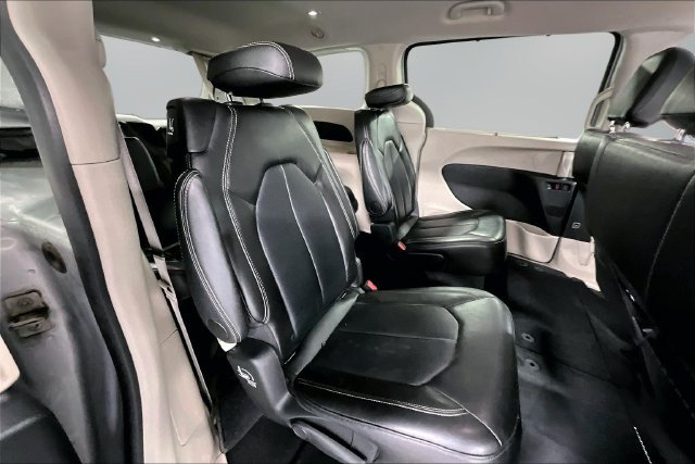 Used 2024 Chrysler Pacifica Touring-L FWD image 21