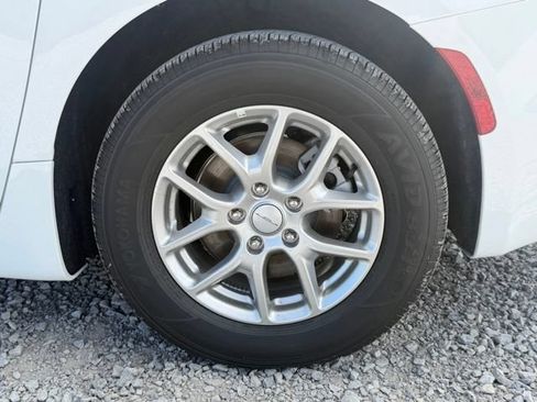 New 2027 Chrysler Pacifica Select FWD image 9