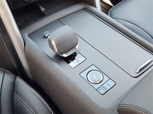 New 2025 Land Rover Discovery S image 14