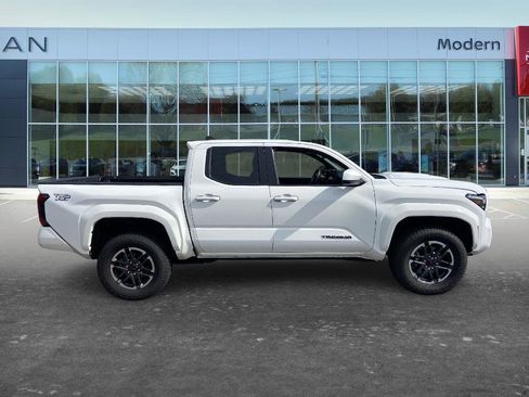 Used 2025 Toyota Tacoma TRD Sport AWD/4WD image 4