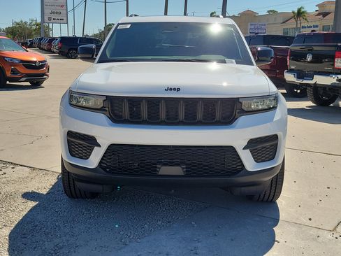 New 2025 Jeep Grand Cherokee Altitude image 2