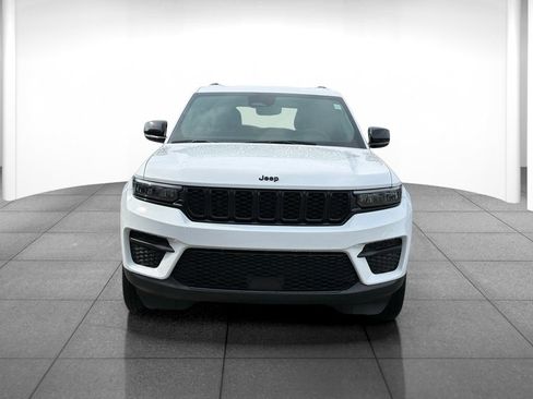 Used 2024 Jeep Grand Cherokee Altitude AWD/4WD image 2