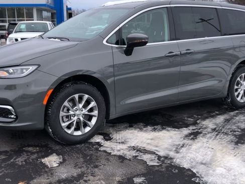 Used 2023 Chrysler Pacifica Touring-L image 4