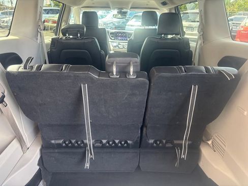 Used 2023 Chrysler Pacifica Touring-L FWD image 19