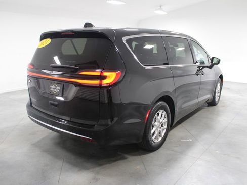 Used 2024 Chrysler Pacifica Touring-L image 9