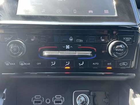 Used 2024 Jeep Grand Cherokee Laredo w/ Luxury Tech Group I RWD image 31