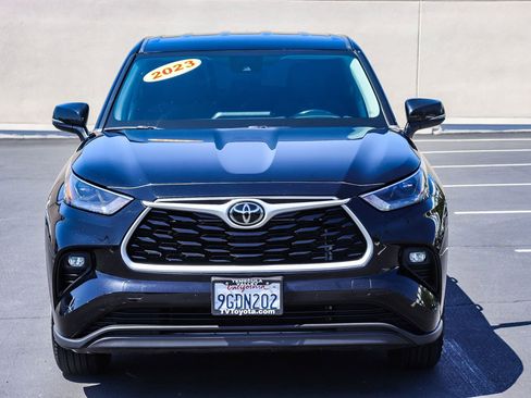 Used 2023 Toyota Highlander LE FWD image 2