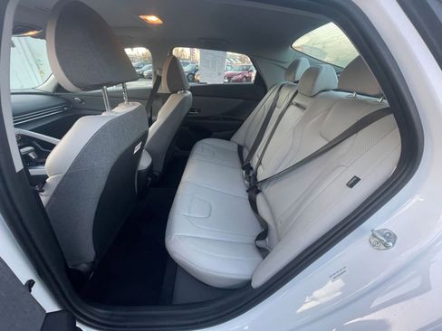 Used 2025 Hyundai Elantra Limited image 28