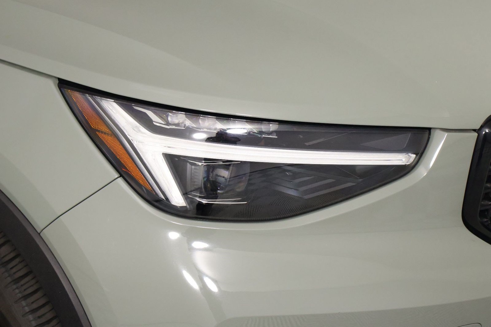 Used 2024 Volvo XC40 B5 Plus w/ Protection Package Premier AWD/4WD image 26