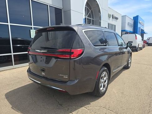 Used 2023 Chrysler Pacifica Limited w/ Uconnect Theater Family Group AWD/4WD image 6