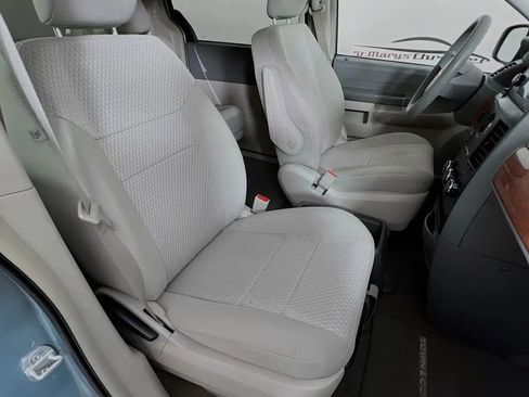 Used 2008 Chrysler Town & Country LX image 26