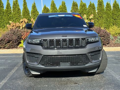 Used 2023 Jeep Grand Cherokee Altitude AWD/4WD image 6