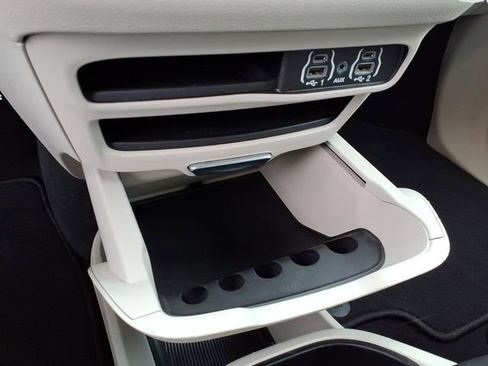 Used 2024 Chrysler Pacifica Touring-L image 14