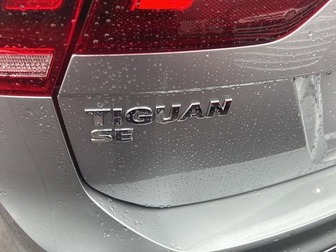 Used 2020 Volkswagen Tiguan SE w/ Panoramic Sunroof Package image 9