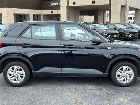 Used 2023 Hyundai Venue SE image 2