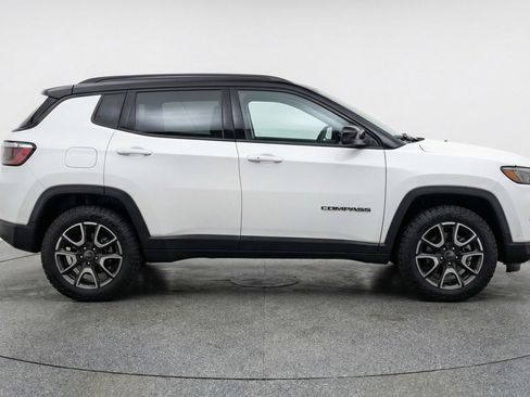 Used 2025 Jeep Compass Trailhawk AWD/4WD image 11