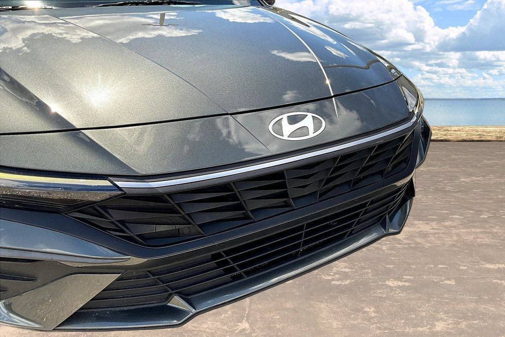 Used 2024 Hyundai Elantra Blue FWD image 32
