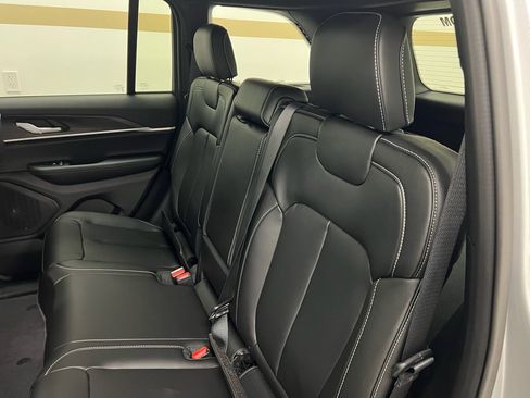 New 2025 Jeep Grand Cherokee Limited w/ Black Appearance Package image 11