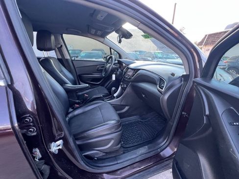 Used 2021 Chevrolet Trax LT AWD/4WD image 14