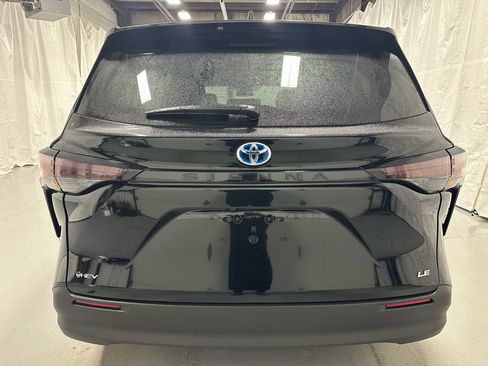 Used 2025 Toyota Sienna LE image 6