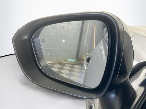 Used 2025 Nissan Rogue SV AWD/4WD image 16