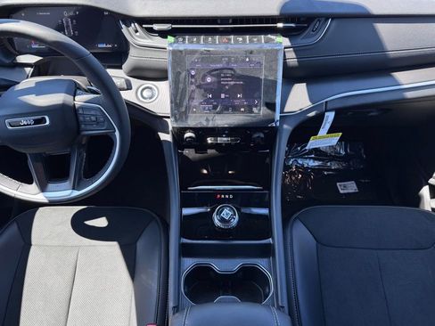 Used 2025 Jeep Grand Cherokee Altitude AWD/4WD image 11