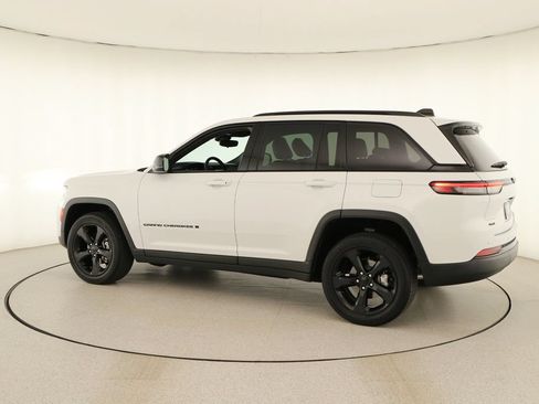 Used 2023 Jeep Grand Cherokee Altitude AWD/4WD image 3