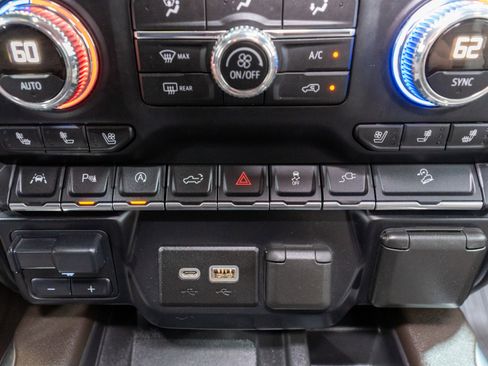Used 2019 GMC Sierra 1500 SLT w/ SLT Premium Plus Package AWD/4WD image 25