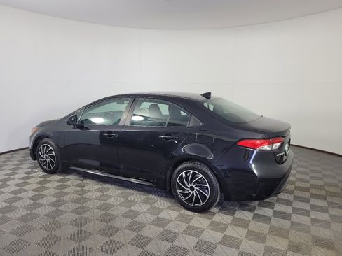 Used 2022 Toyota Corolla LE FWD image 3
