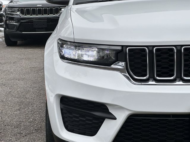 Certified 2024 Jeep Grand Cherokee Laredo X AWD/4WD image 9
