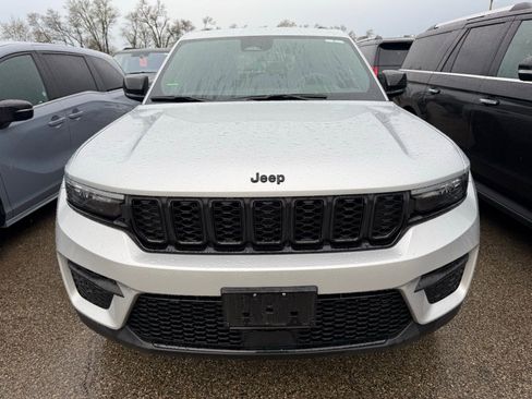 Used 2025 Jeep Grand Cherokee Altitude image 6