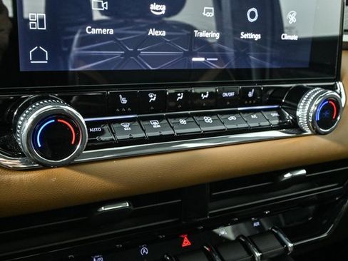 Used 2024 GMC Canyon AT4 w/ Technology Package image 16