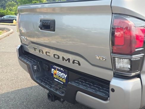 Used 2020 Toyota Tacoma TRD Off-Road w/ TRD Premium Off Road Package AWD/4WD image 13