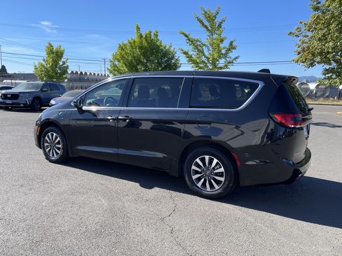Used 2024 Chrysler Pacifica Limited FWD image 3