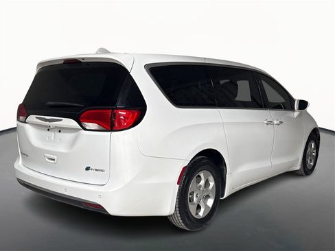 Used 2018 Chrysler Pacifica Touring Plus image 5