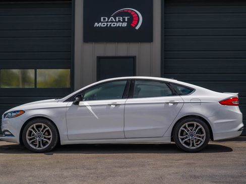Used 2017 Ford Fusion SE w/ Equipment Group 601A FWD image 4