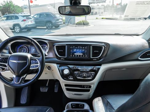 Used 2018 Chrysler Pacifica Touring-L FWD image 32