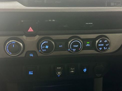 Used 2018 Toyota Tacoma TRD Sport image 12