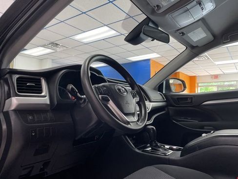 Used 2019 Toyota Highlander LE AWD/4WD image 14