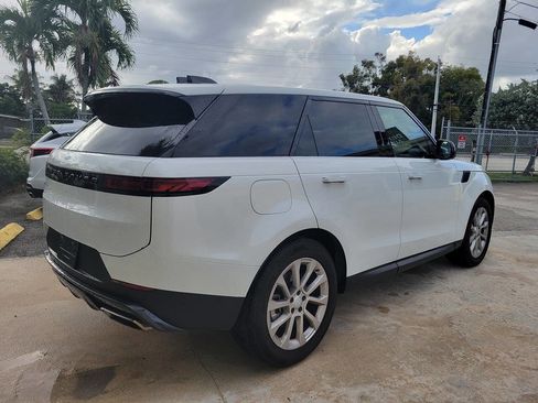 Used 2025 Land Rover Range Rover Sport SE image 4
