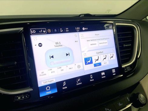 Used 2024 Chrysler Pacifica Touring-L FWD image 7