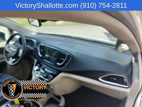 Certified 2023 Chrysler Pacifica Touring-L FWD image 40
