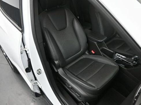 Used 2021 Buick Encore GX Essence w/ Experience Buick Package FWD image 11
