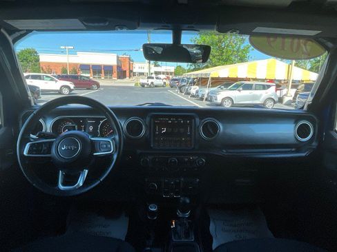 Used 2019 Jeep Wrangler Unlimited Sahara w/ Uconnect 4C Nav & Sound Group AWD/4WD image 12