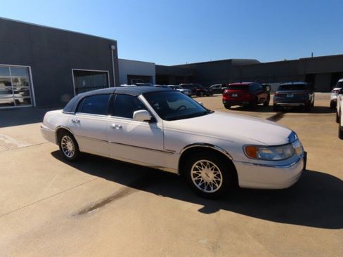 Used 2000 Lincoln Town Car Signature image 6