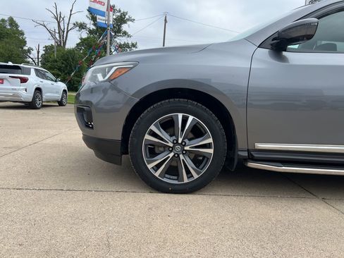 Used 2017 Nissan Pathfinder Platinum w/ Family Entertainment Package AWD/4WD image 10
