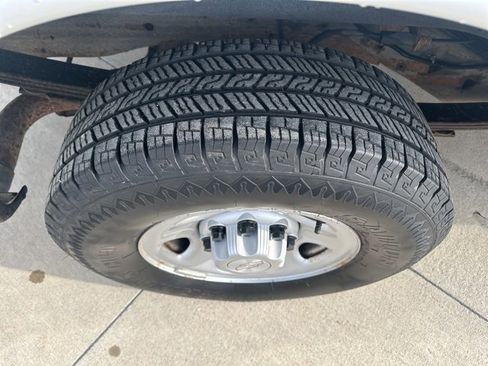 Used 2018 Chevrolet Express 2500 w/ Driver Convenience Package image 12