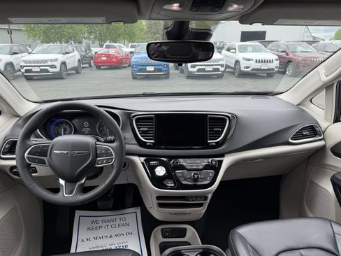 Used 2023 Chrysler Pacifica Touring-L FWD image 21