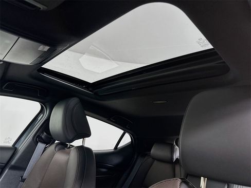 New 2025 MAZDA MAZDA3 Hatchback w/Premium Plus Pkg image 11